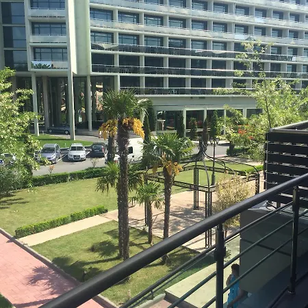 82 Apartment *